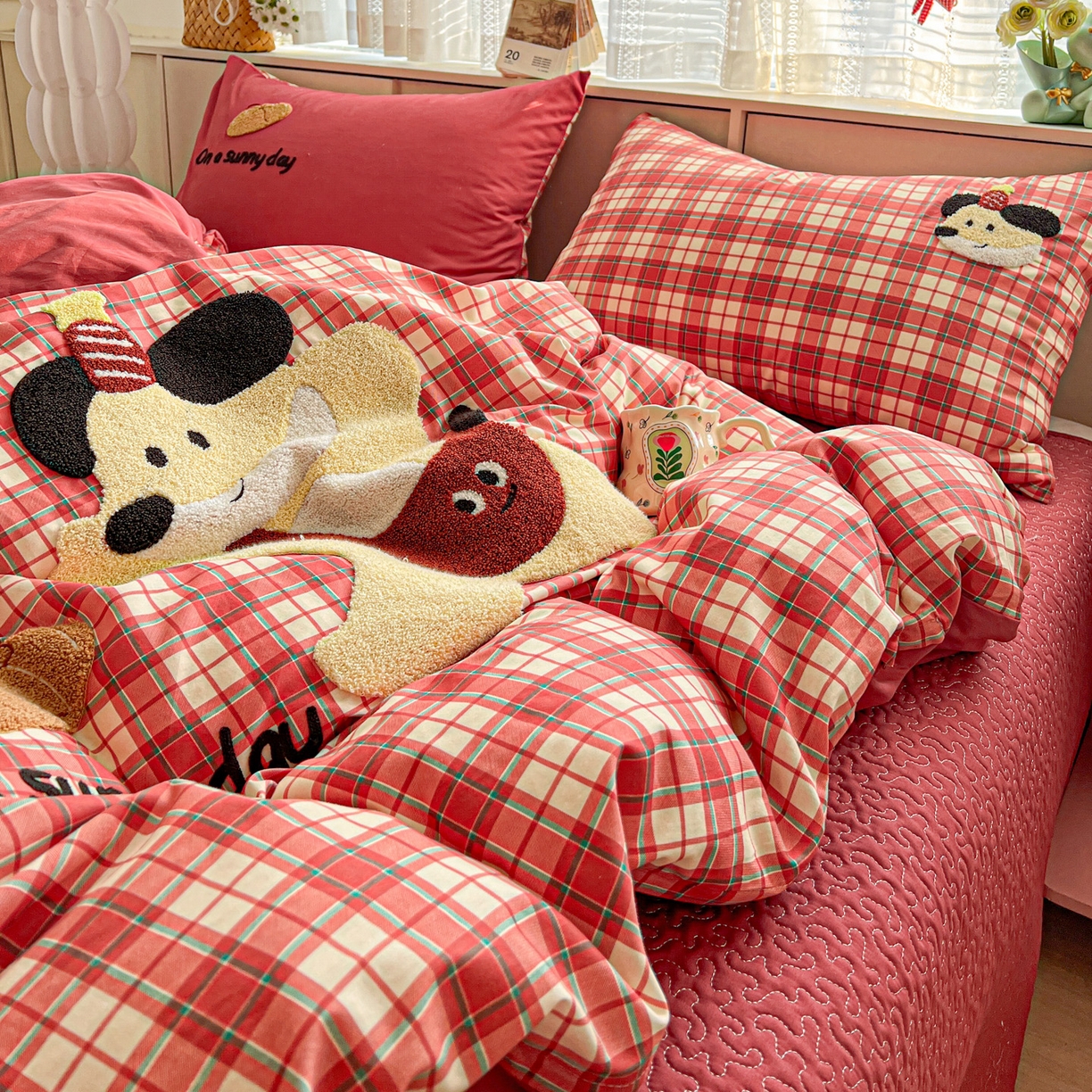 91家纺网 家纺一手货源 找家纺 鑫喜莱家纺 2026新款全棉纯棉13372床盖款原创毛巾绣四件套 面包小狗