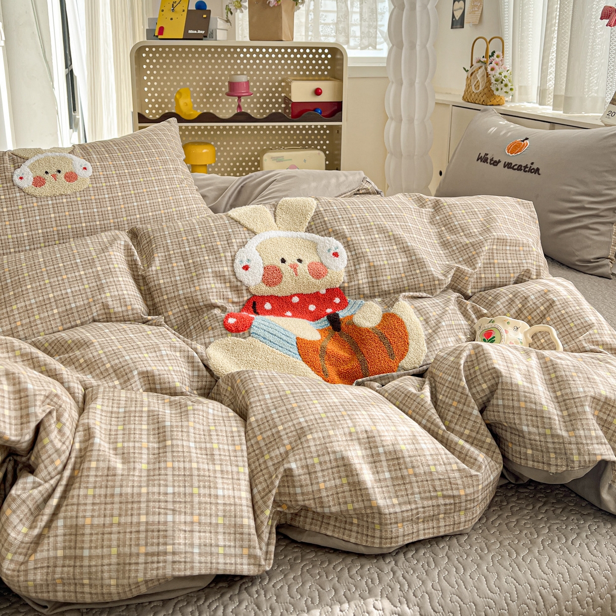 91家纺网 家纺一手货源 找家纺 鑫喜莱家纺 2026新款全棉纯棉13372床盖款原创毛巾绣四件套 南瓜小兔