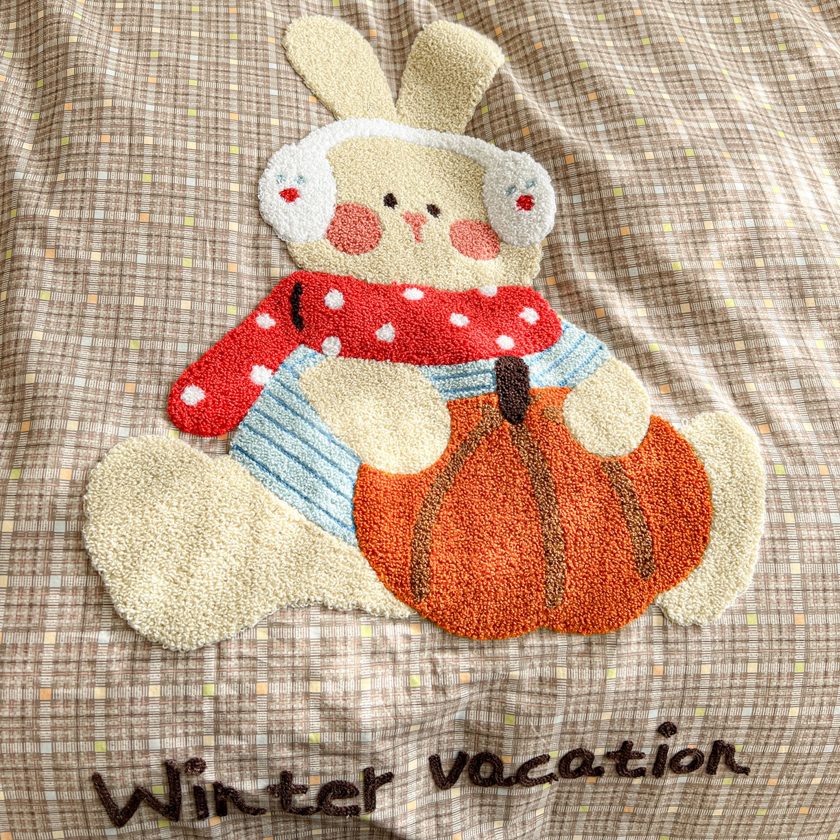 91家纺网 家纺一手货源 找家纺 鑫喜莱家纺 2026新款全棉纯棉13372床盖款原创毛巾绣四件套 南瓜小兔