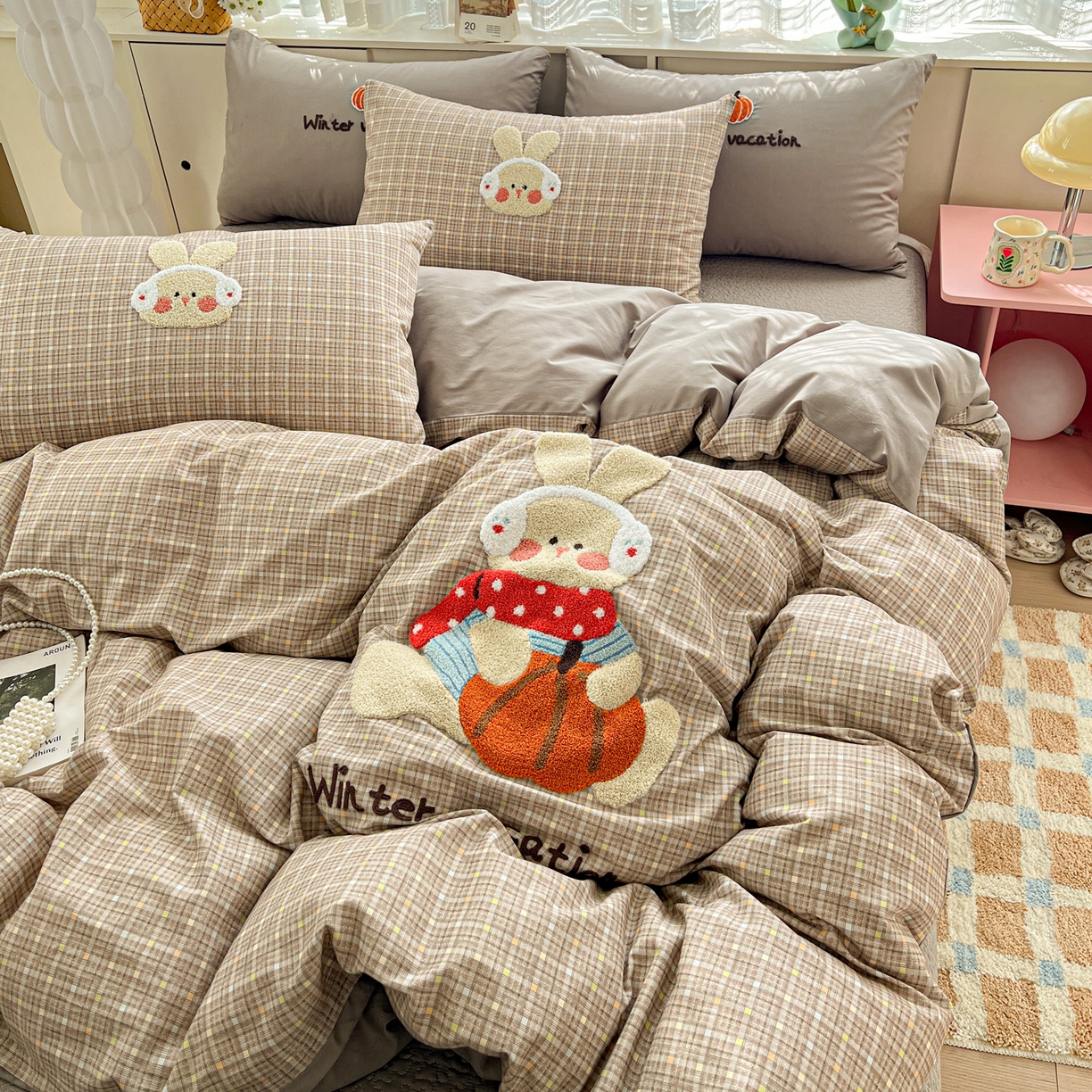 91家纺网 家纺一手货源 找家纺 鑫喜莱家纺 2026新款全棉纯棉13372床盖款原创毛巾绣四件套 南瓜小兔