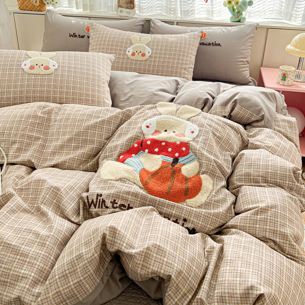 91家纺网 家纺一手货源 找家纺 鑫喜莱家纺 2026新款全棉纯棉13372床盖款原创毛巾绣四件套 南瓜小兔