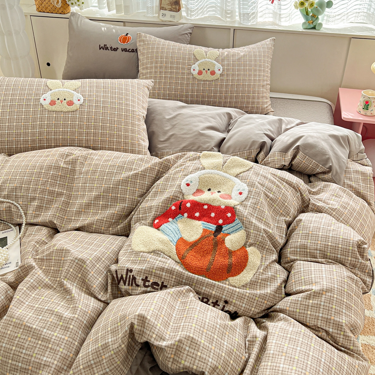 91家纺网 家纺一手货源 找家纺 鑫喜莱家纺 2026新款全棉纯棉13372床盖款原创毛巾绣四件套 南瓜小兔