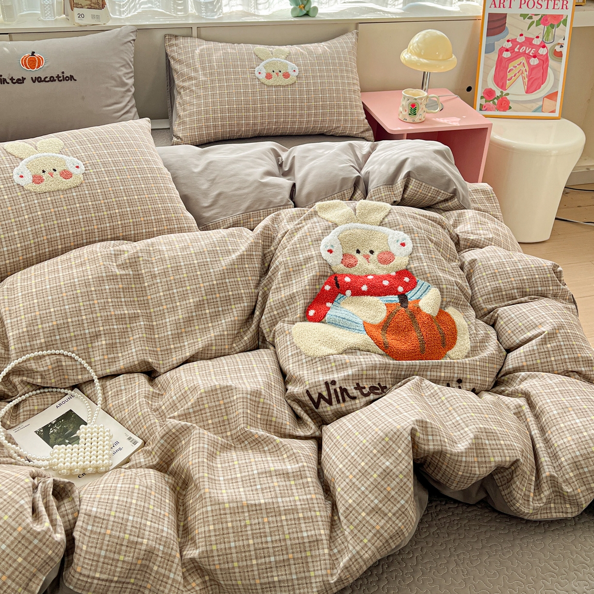 91家纺网 家纺一手货源 找家纺 鑫喜莱家纺 2026新款全棉纯棉13372床盖款原创毛巾绣四件套 南瓜小兔