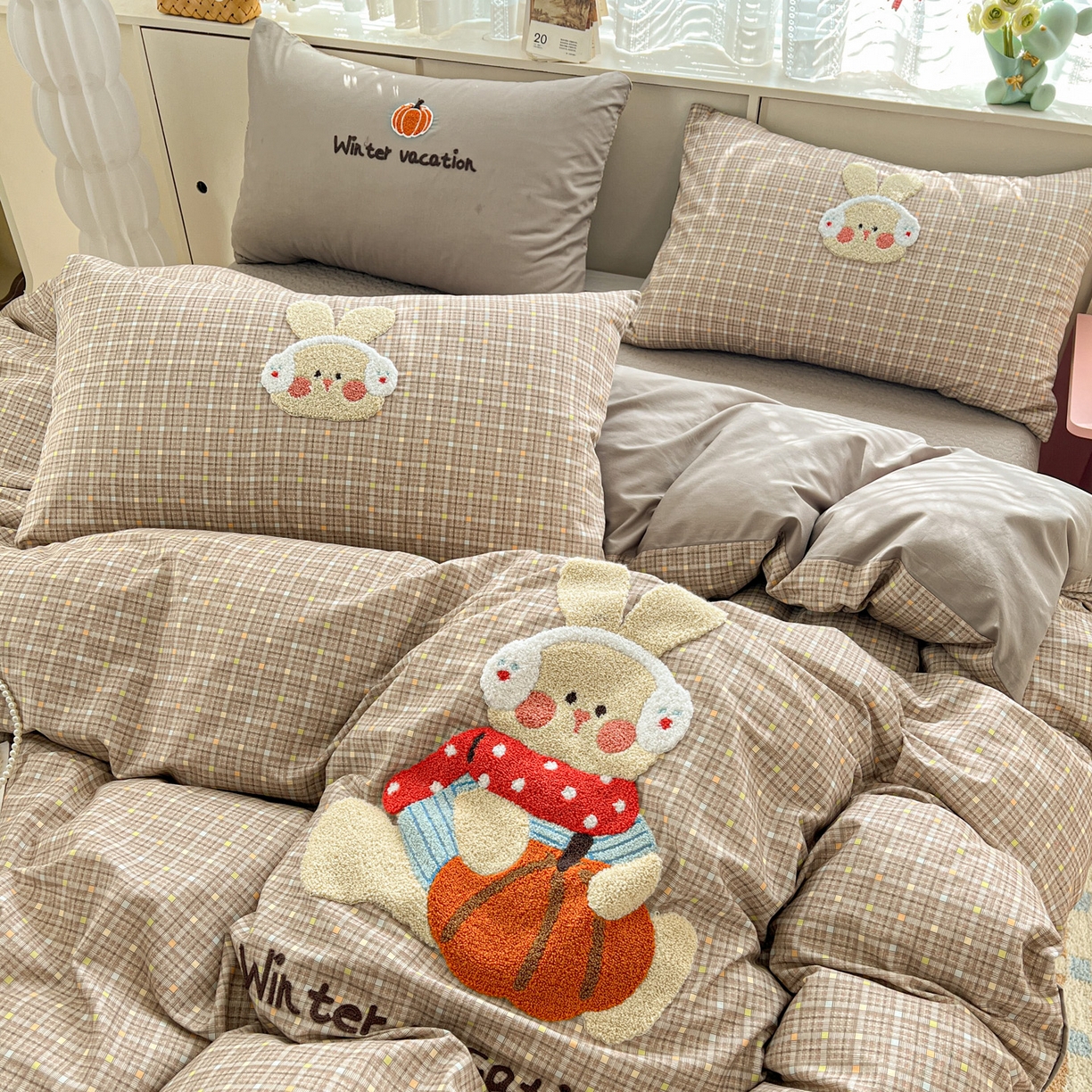 91家纺网 家纺一手货源 找家纺 鑫喜莱家纺 2026新款全棉纯棉13372床盖款原创毛巾绣四件套 南瓜小兔