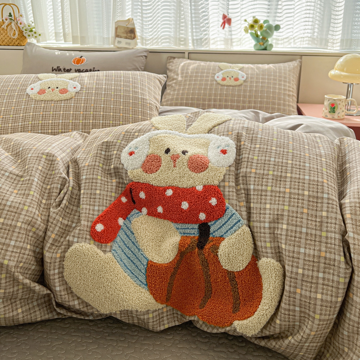 91家纺网 家纺一手货源 找家纺 鑫喜莱家纺 2026新款全棉纯棉13372床盖款原创毛巾绣四件套 南瓜小兔