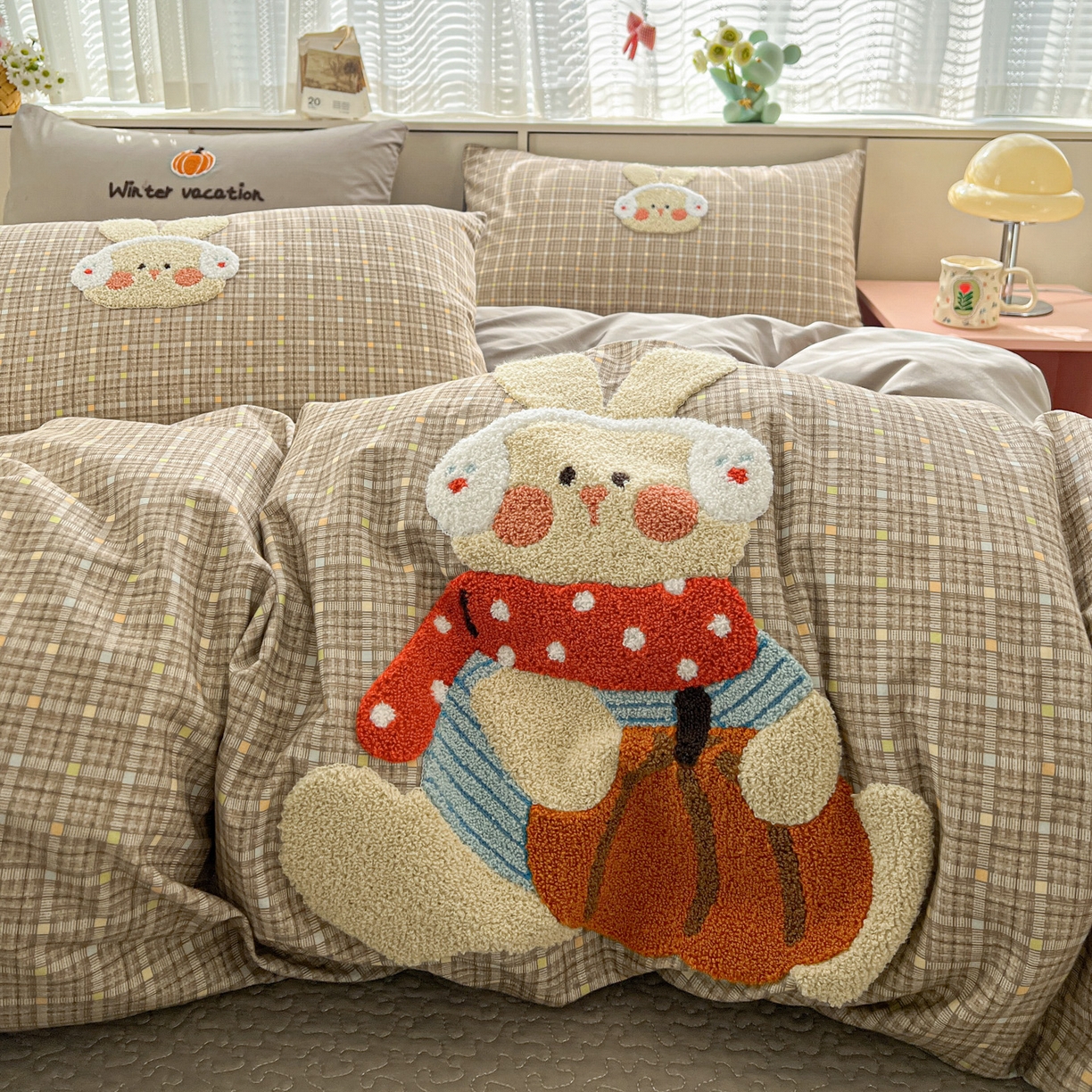 91家纺网 家纺一手货源 找家纺 鑫喜莱家纺 2026新款全棉纯棉13372床盖款原创毛巾绣四件套 南瓜小兔