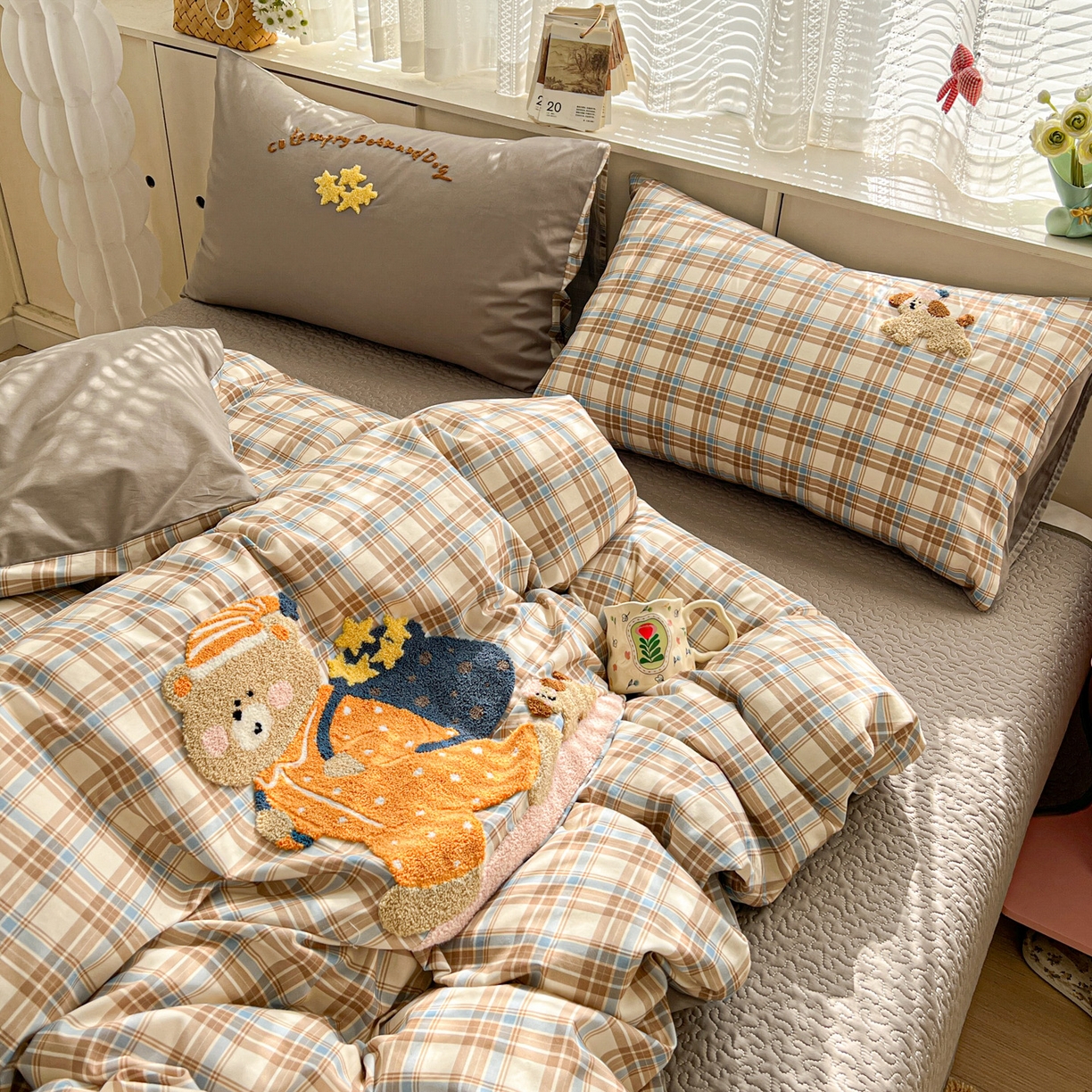 91家纺网 家纺一手货源 找家纺 鑫喜莱家纺 2026新款全棉纯棉13372床盖款原创毛巾绣四件套 胖熊的星星