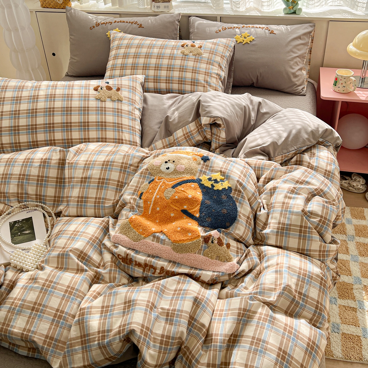 91家纺网 家纺一手货源 找家纺 鑫喜莱家纺 2026新款全棉纯棉13372床盖款原创毛巾绣四件套 胖熊的星星