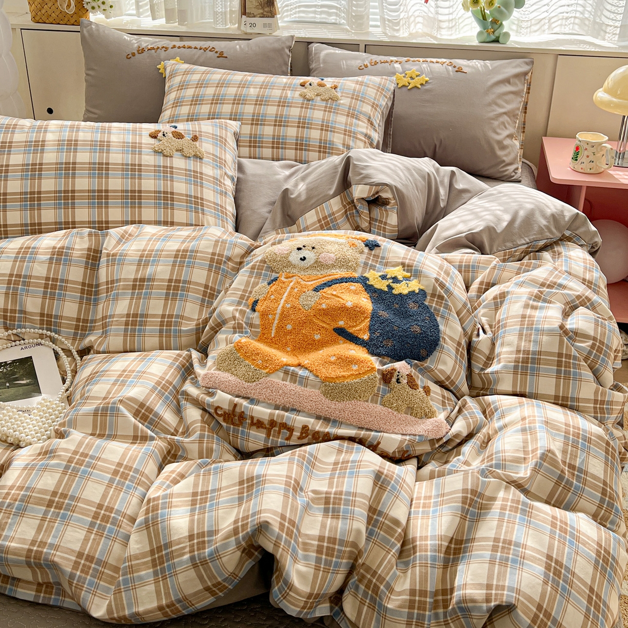 91家纺网 家纺一手货源 找家纺 鑫喜莱家纺 2026新款全棉纯棉13372床盖款原创毛巾绣四件套 胖熊的星星