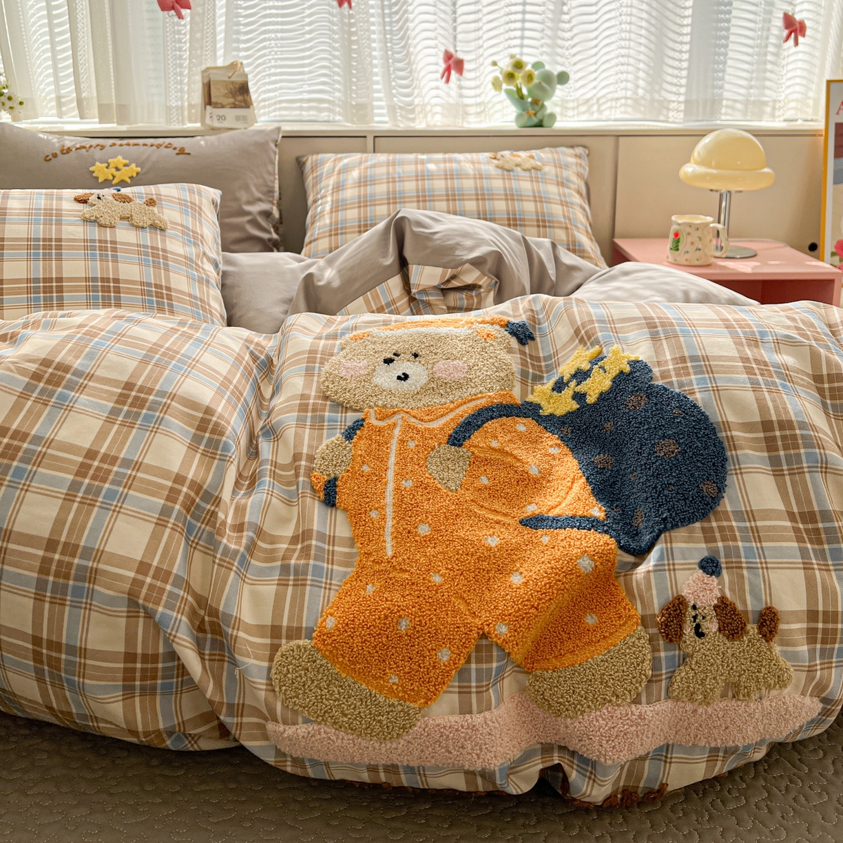 91家纺网 家纺一手货源 找家纺 鑫喜莱家纺 2026新款全棉纯棉13372床盖款原创毛巾绣四件套 胖熊的星星