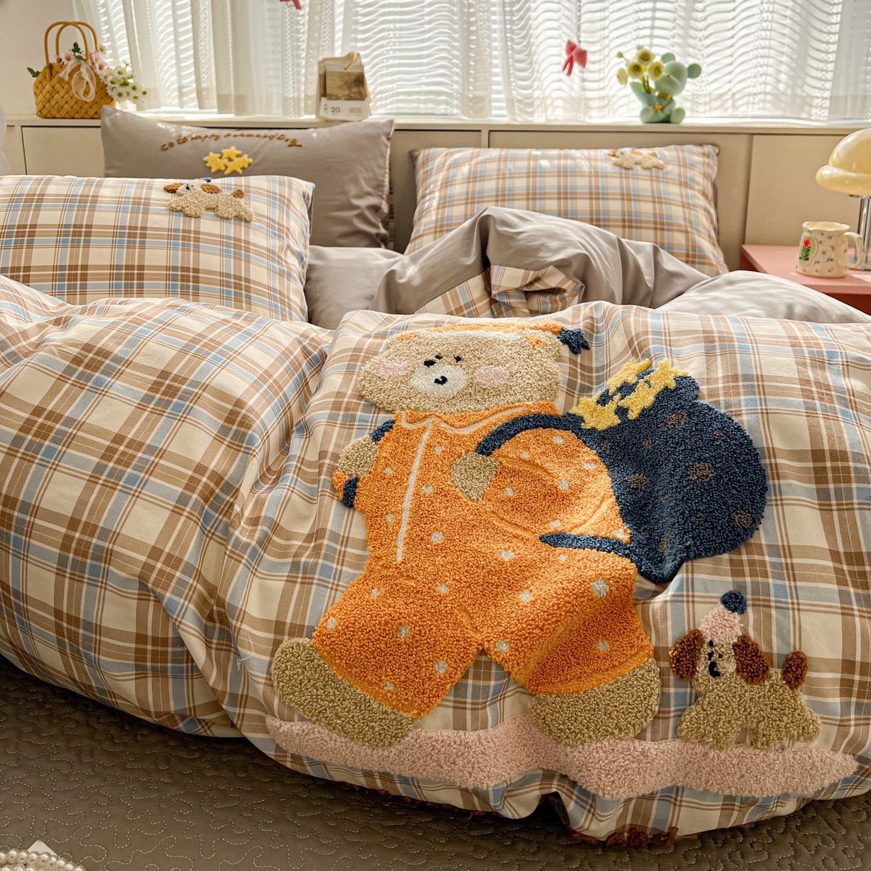 91家纺网 家纺一手货源 找家纺 鑫喜莱家纺 2026新款全棉纯棉13372床盖款原创毛巾绣四件套 胖熊的星星