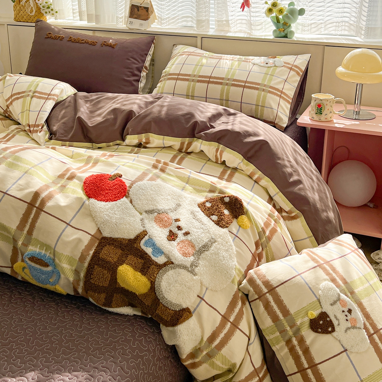 91家纺网 家纺一手货源 找家纺 鑫喜莱家纺 2026新款全棉纯棉13372床盖款原创毛巾绣四件套 苹果小狗