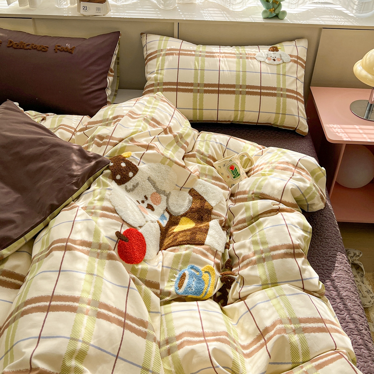 91家纺网 家纺一手货源 找家纺 鑫喜莱家纺 2026新款全棉纯棉13372床盖款原创毛巾绣四件套 苹果小狗