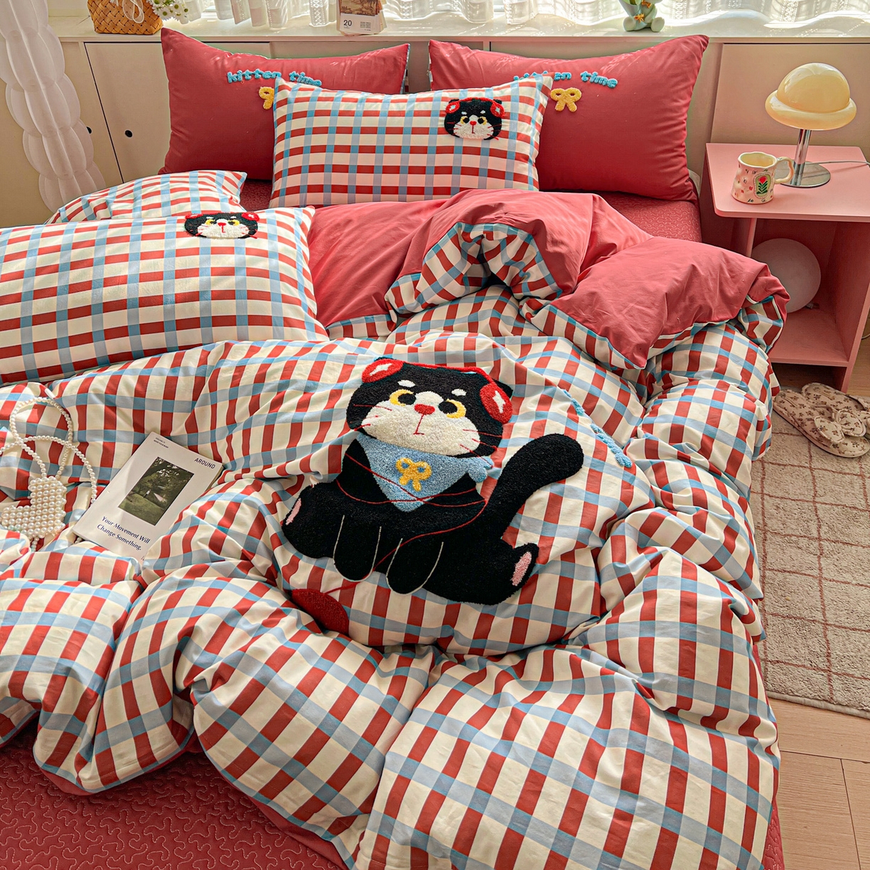 91家纺网 家纺一手货源 找家纺 鑫喜莱家纺 2026新款全棉纯棉13372床盖款原创毛巾绣四件套 线团小黑猫