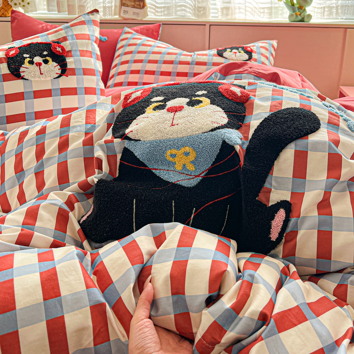 91家纺网 家纺一手货源 找家纺 鑫喜莱家纺 2026新款全棉纯棉13372床盖款原创毛巾绣四件套 线团小黑猫