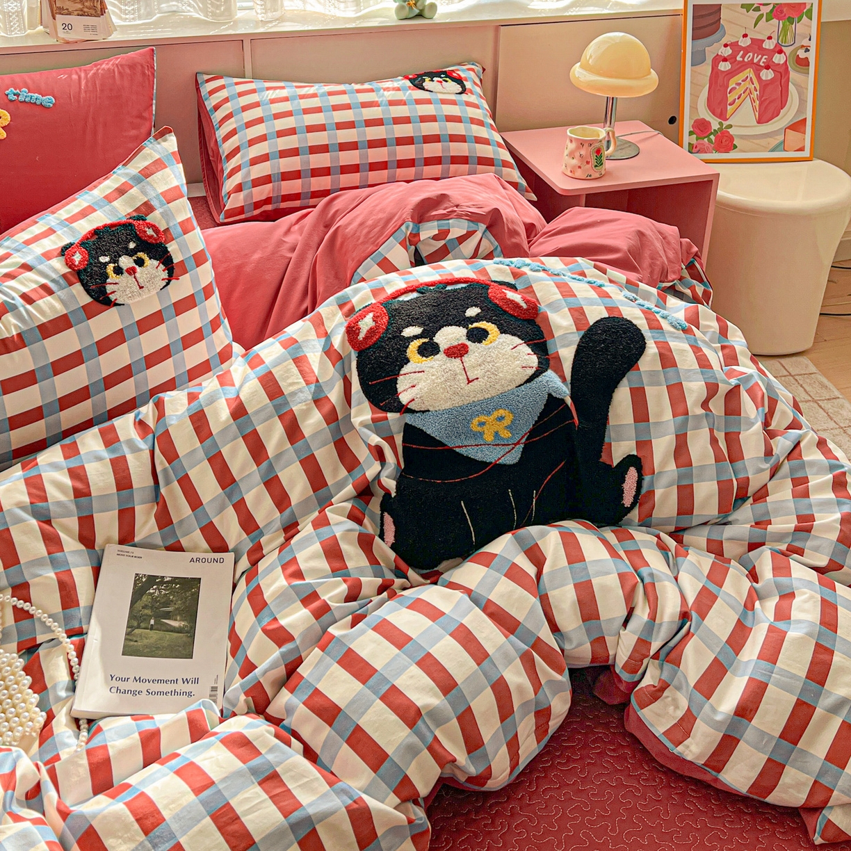 91家纺网 家纺一手货源 找家纺 鑫喜莱家纺 2026新款全棉纯棉13372床盖款原创毛巾绣四件套 线团小黑猫