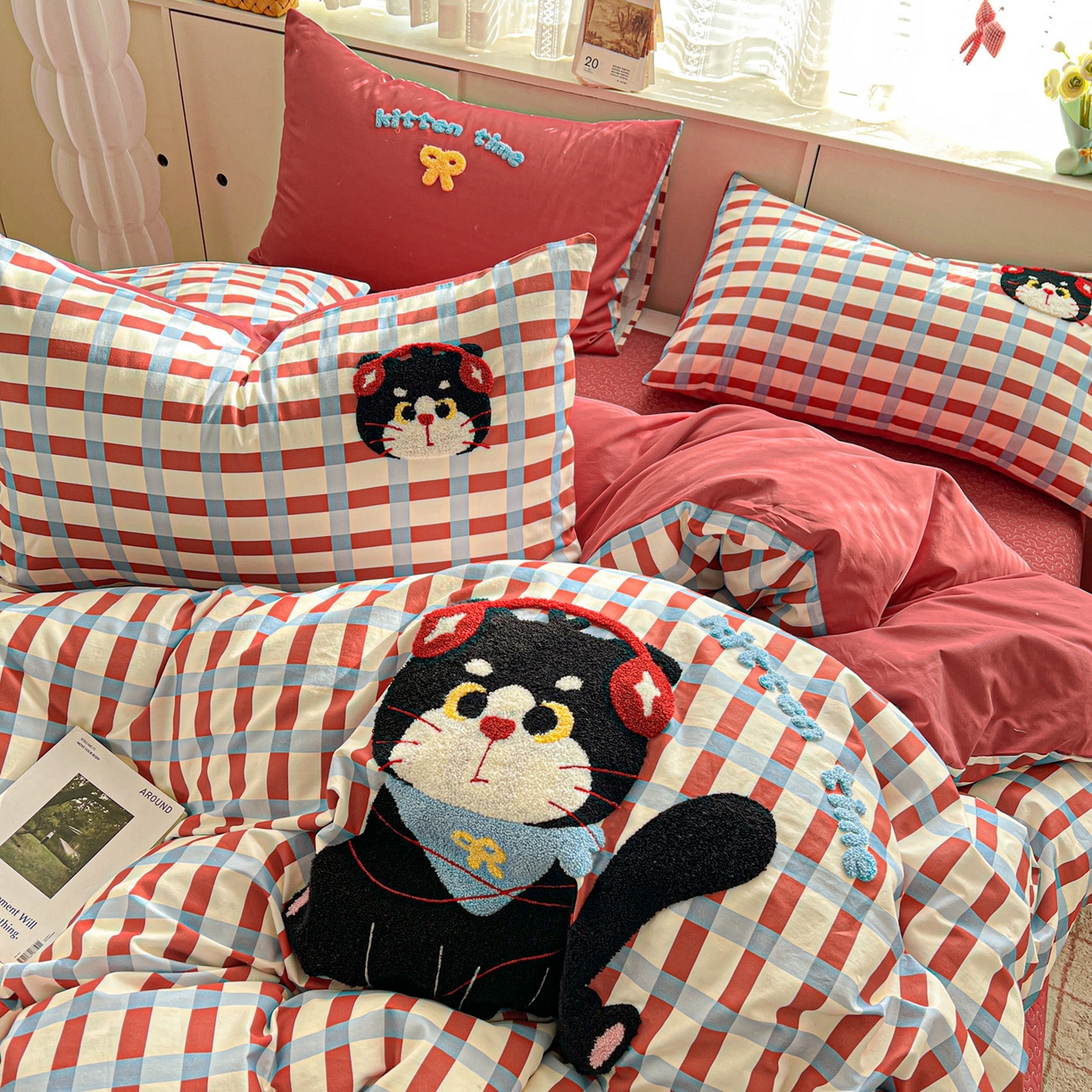 91家纺网 家纺一手货源 找家纺 鑫喜莱家纺 2026新款全棉纯棉13372床盖款原创毛巾绣四件套 线团小黑猫