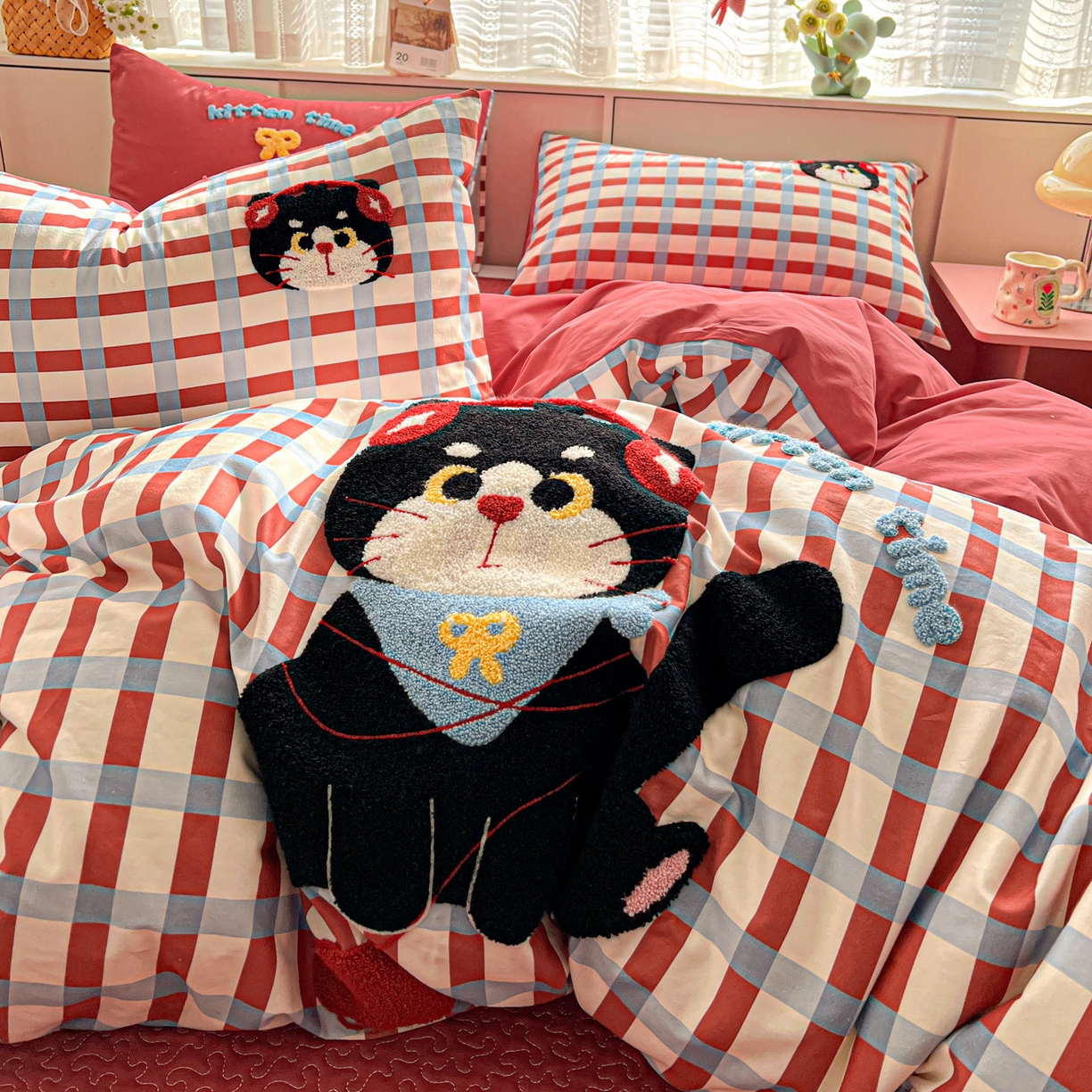 91家纺网 家纺一手货源 找家纺 鑫喜莱家纺 2026新款全棉纯棉13372床盖款原创毛巾绣四件套 线团小黑猫