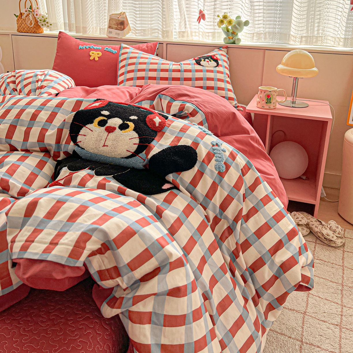 91家纺网 家纺一手货源 找家纺 鑫喜莱家纺 2026新款全棉纯棉13372床盖款原创毛巾绣四件套 线团小黑猫