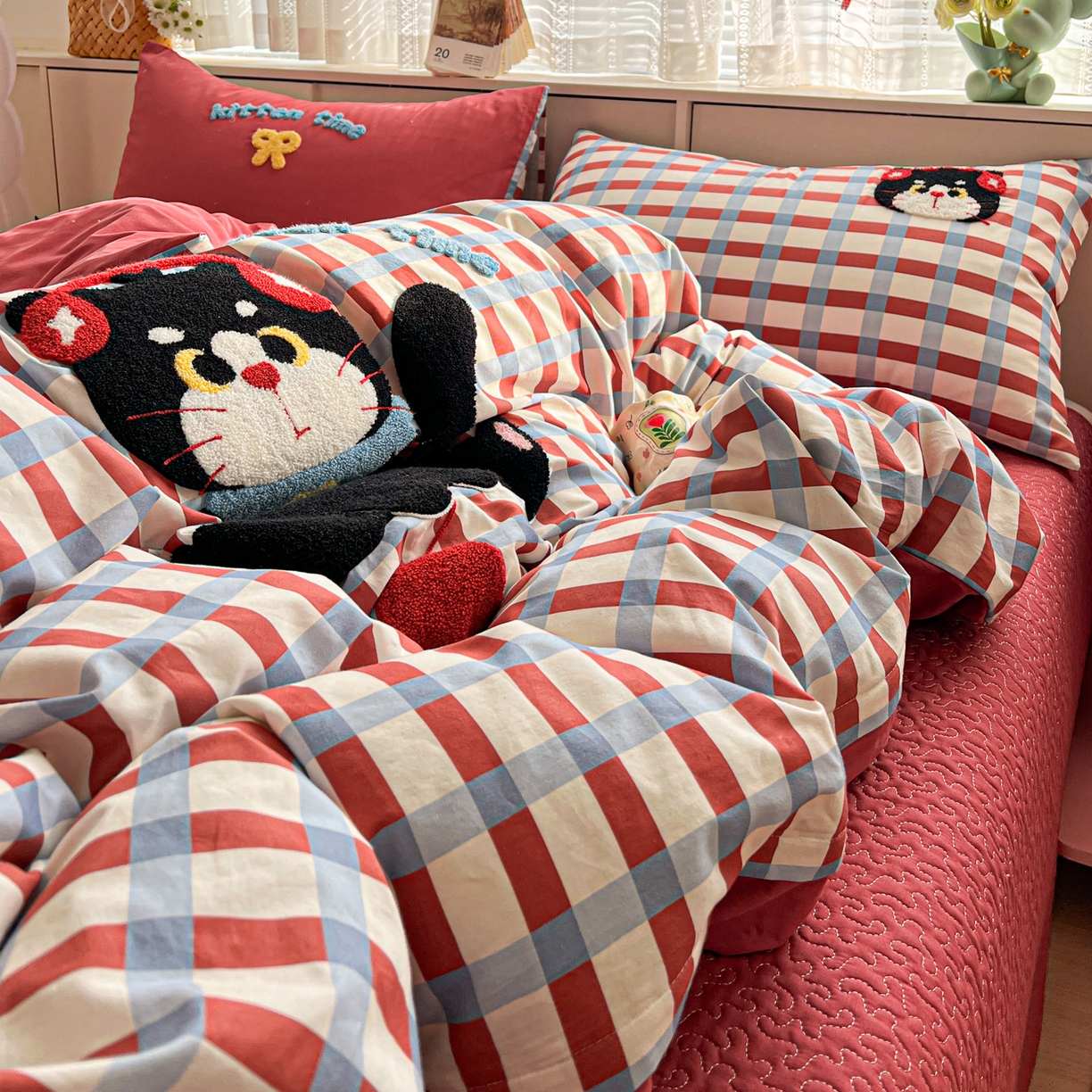 91家纺网 家纺一手货源 找家纺 鑫喜莱家纺 2026新款全棉纯棉13372床盖款原创毛巾绣四件套 线团小黑猫