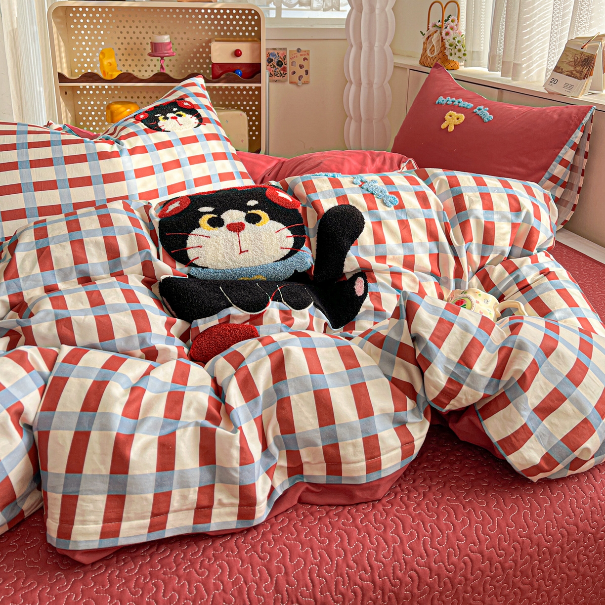 91家纺网 家纺一手货源 找家纺 鑫喜莱家纺 2026新款全棉纯棉13372床盖款原创毛巾绣四件套 线团小黑猫