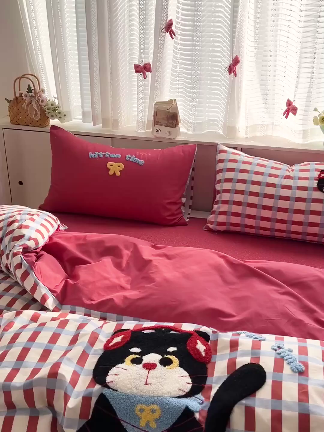 91家纺网 家纺一手货源 找家纺 鑫喜莱家纺 2026新款全棉纯棉13372床盖款原创毛巾绣四件套 线团小黑猫