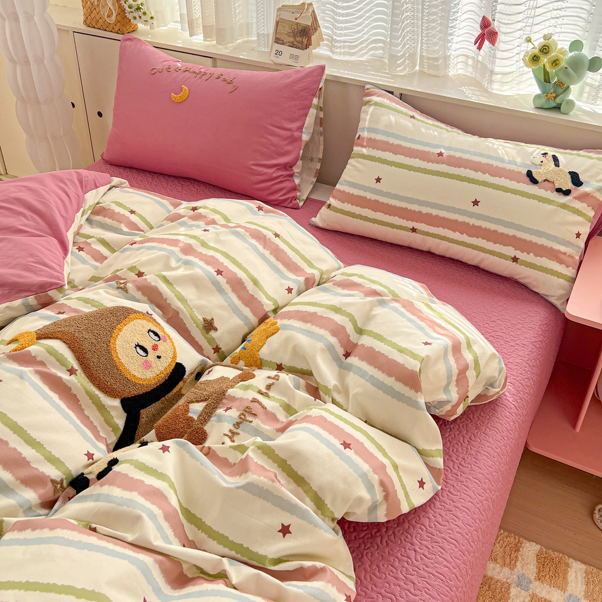 91家纺网 家纺一手货源 找家纺 鑫喜莱家纺 2026新款全棉纯棉13372床盖款原创毛巾绣四件套 星星人