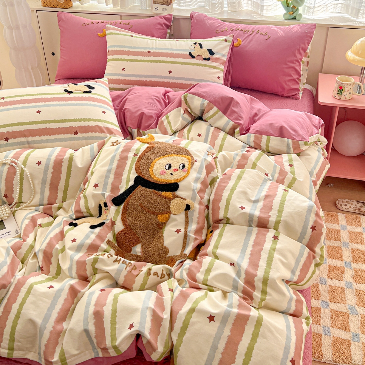 91家纺网 家纺一手货源 找家纺 鑫喜莱家纺 2026新款全棉纯棉13372床盖款原创毛巾绣四件套 星星人