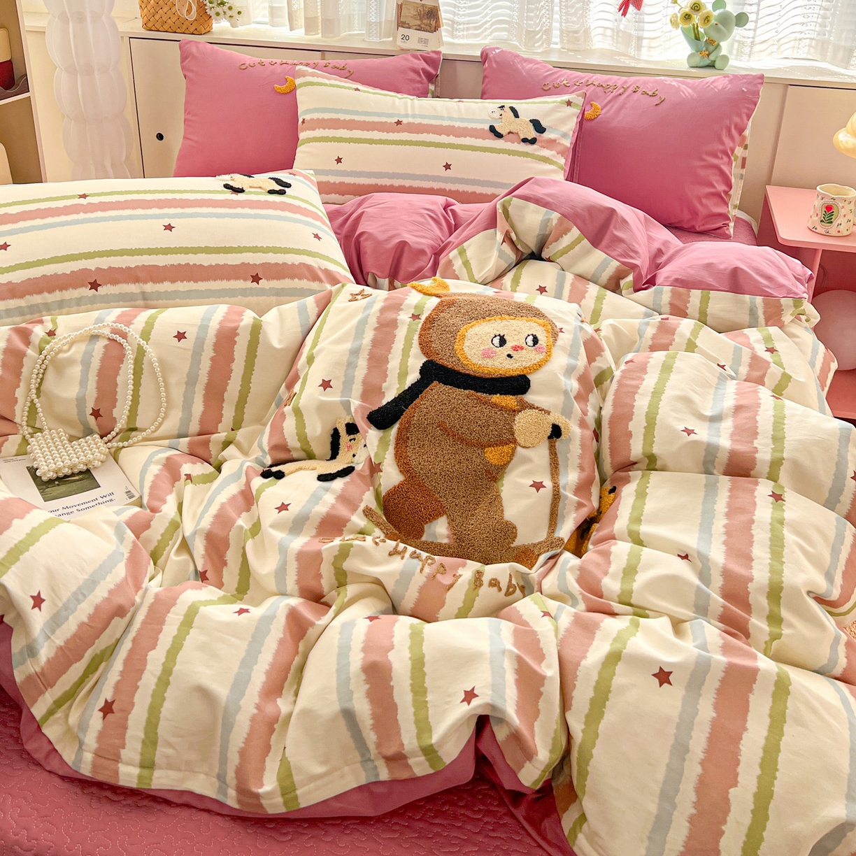 91家纺网 家纺一手货源 找家纺 鑫喜莱家纺 2026新款全棉纯棉13372床盖款原创毛巾绣四件套 星星人