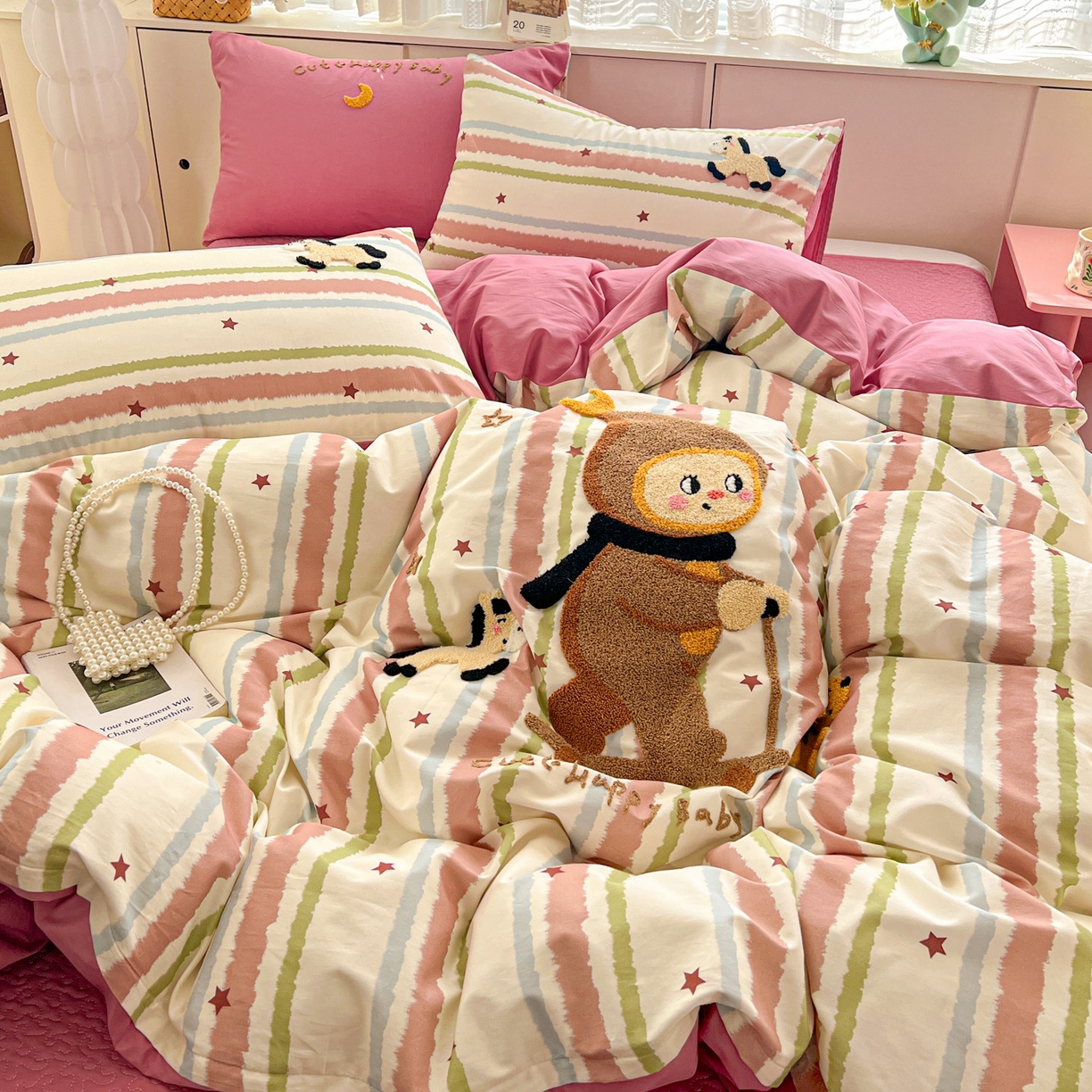 91家纺网 家纺一手货源 找家纺 鑫喜莱家纺 2026新款全棉纯棉13372床盖款原创毛巾绣四件套 星星人