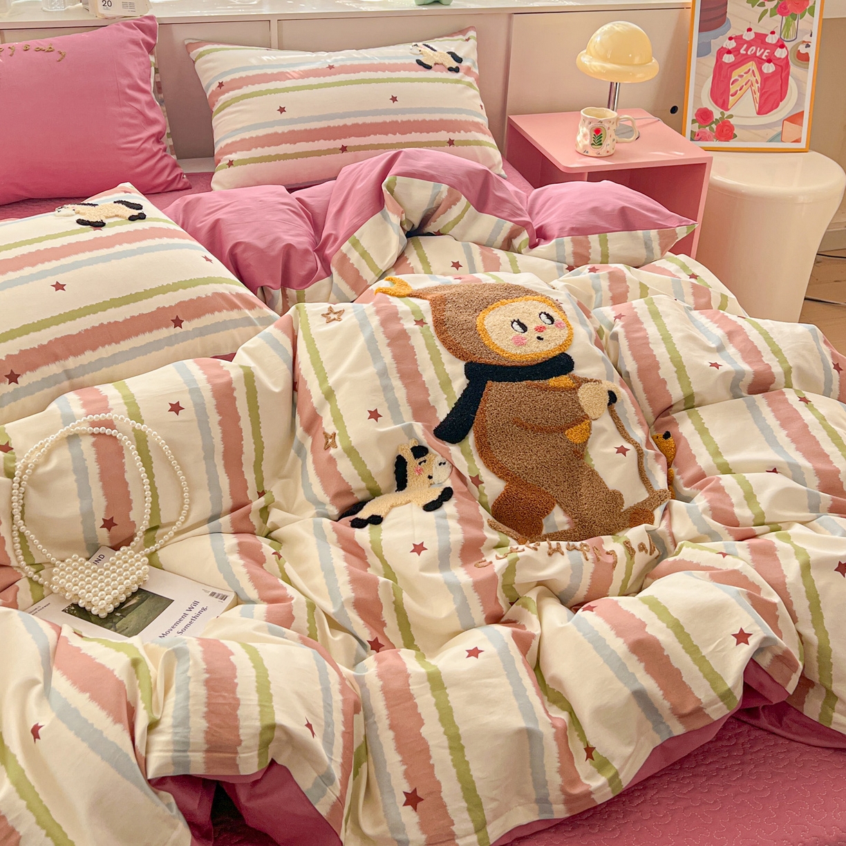 91家纺网 家纺一手货源 找家纺 鑫喜莱家纺 2026新款全棉纯棉13372床盖款原创毛巾绣四件套 星星人