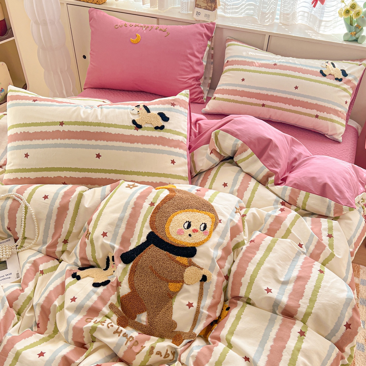 91家纺网 家纺一手货源 找家纺 鑫喜莱家纺 2026新款全棉纯棉13372床盖款原创毛巾绣四件套 星星人