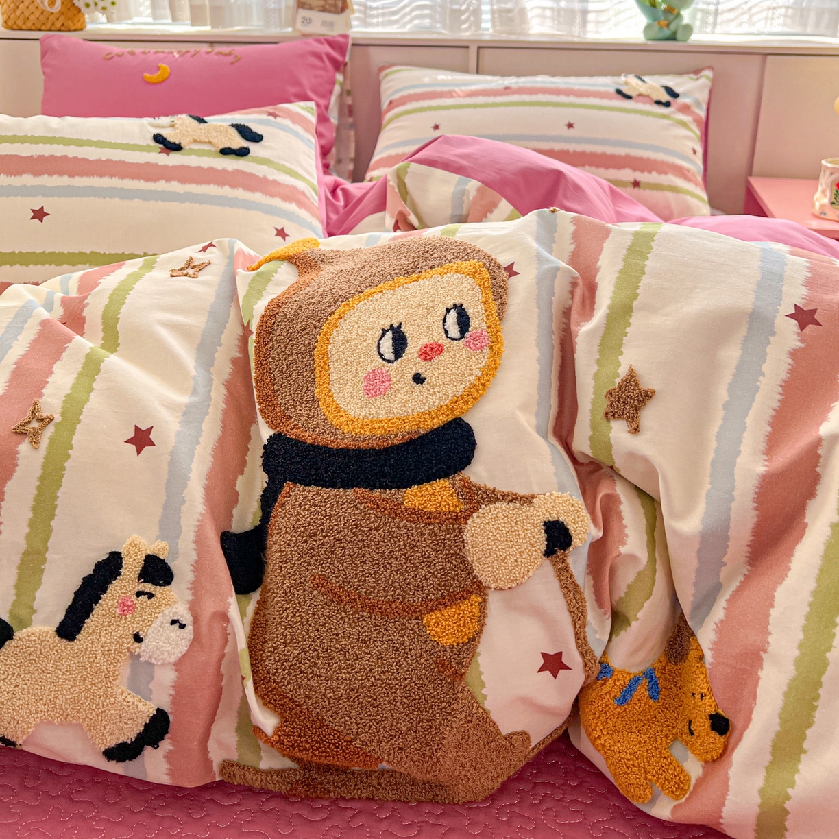 91家纺网 家纺一手货源 找家纺 鑫喜莱家纺 2026新款全棉纯棉13372床盖款原创毛巾绣四件套 星星人