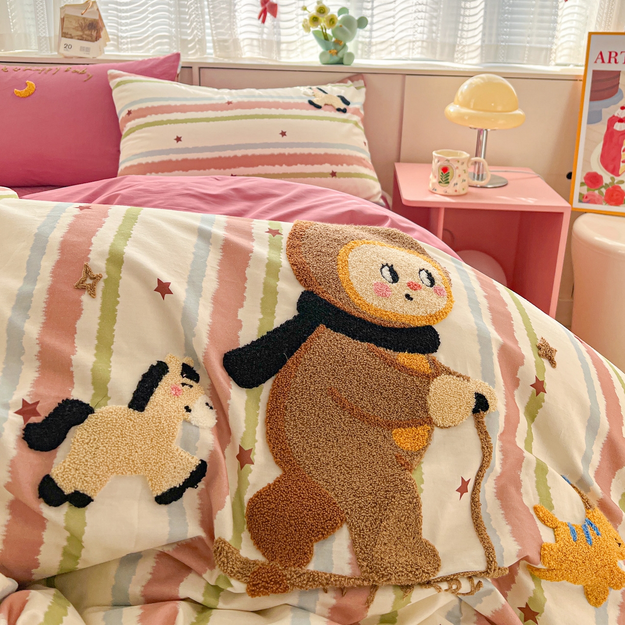 91家纺网 家纺一手货源 找家纺 鑫喜莱家纺 2026新款全棉纯棉13372床盖款原创毛巾绣四件套 星星人