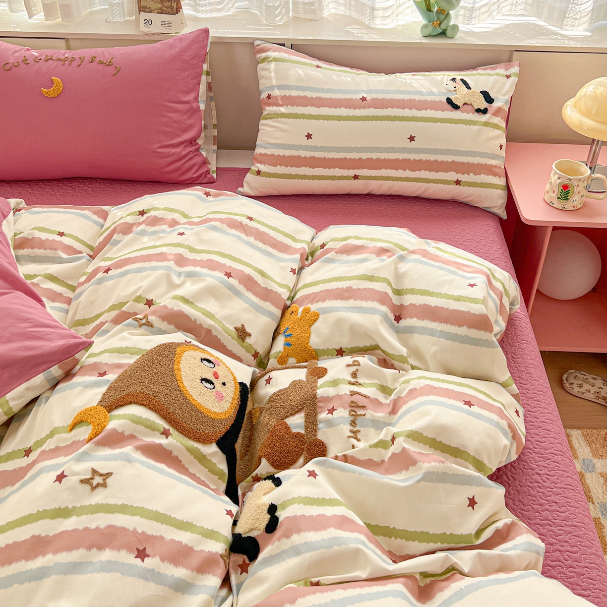 91家纺网 家纺一手货源 找家纺 鑫喜莱家纺 2026新款全棉纯棉13372床盖款原创毛巾绣四件套 星星人