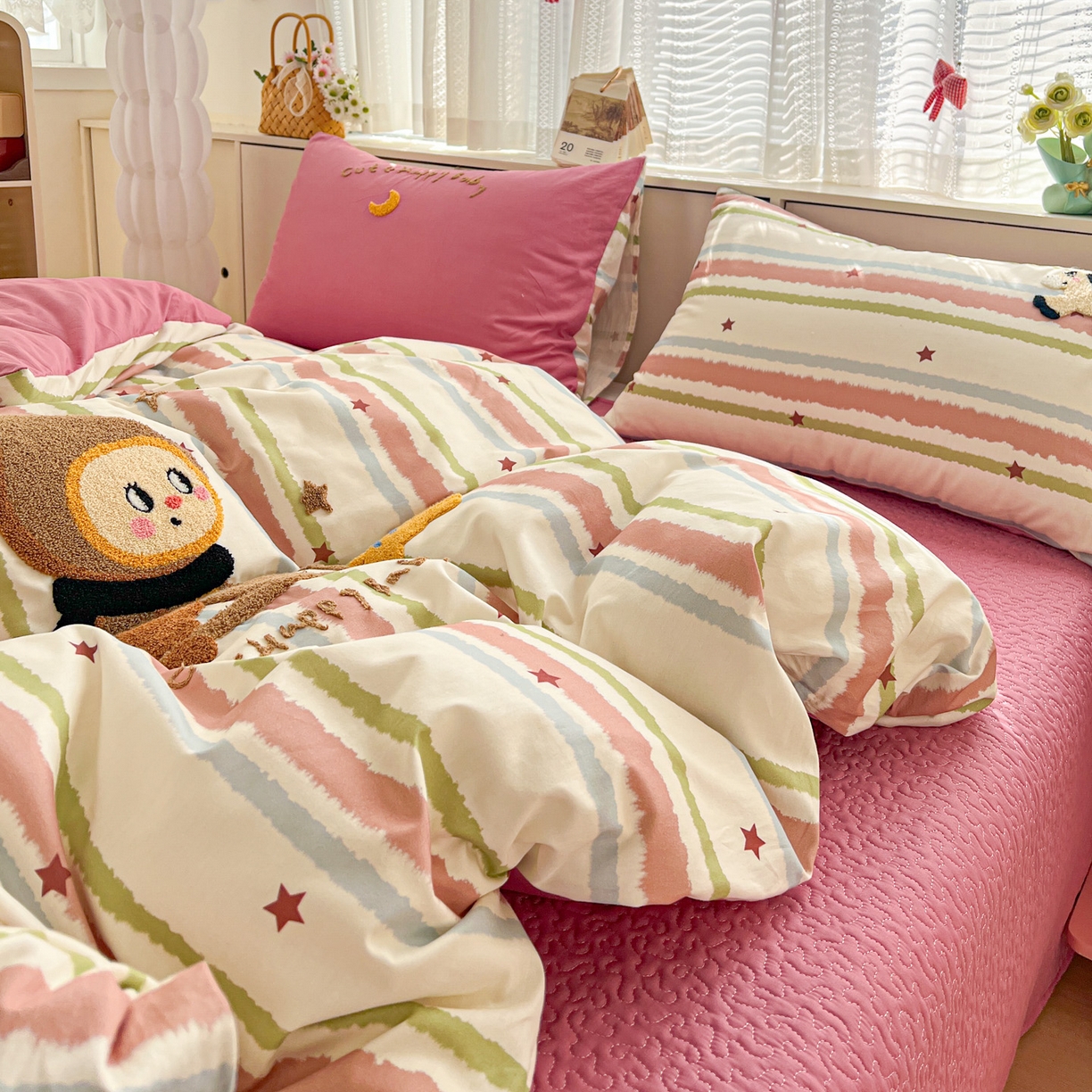 91家纺网 家纺一手货源 找家纺 鑫喜莱家纺 2026新款全棉纯棉13372床盖款原创毛巾绣四件套 星星人