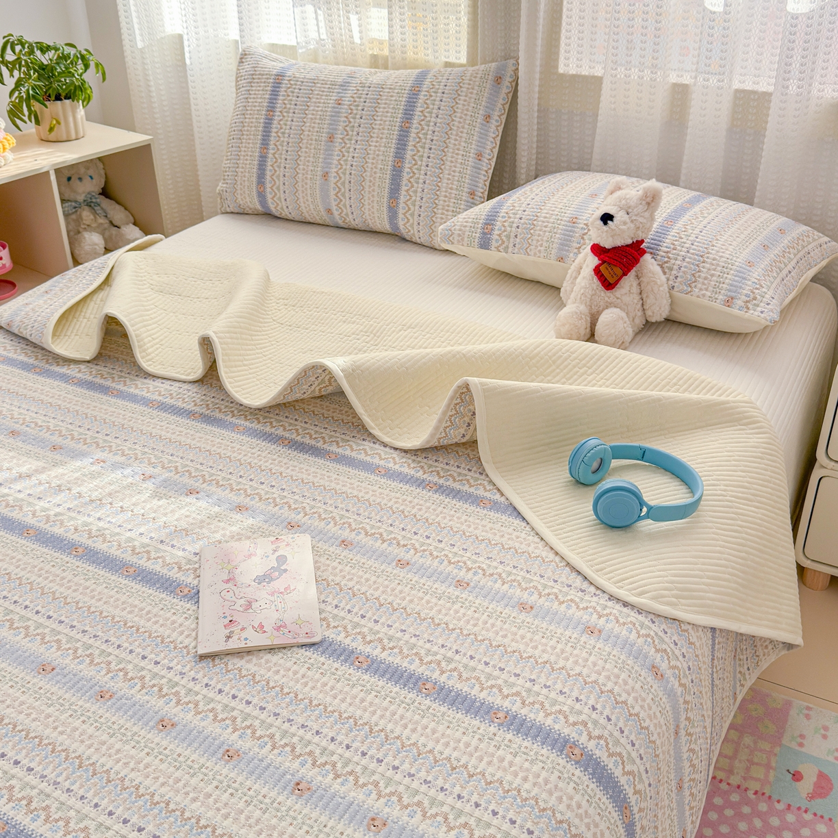 91家纺网 家纺一手货源 找家纺 妮可 2026新款热款花型印花全棉夹棉多功能床垫-床盖 海盐小熊