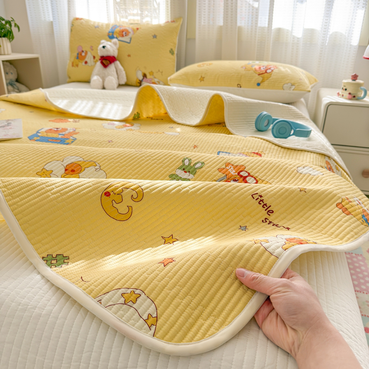 91家纺网 家纺一手货源 找家纺 妮可 2026新款热款花型印花全棉夹棉多功能床垫-床盖 阳光星星人