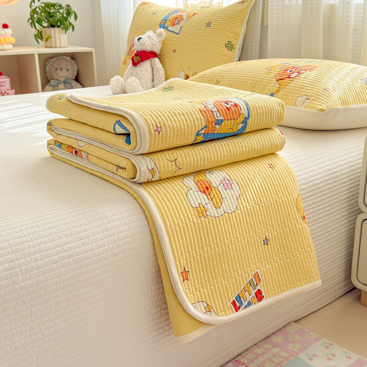 91家纺网 家纺一手货源 找家纺 妮可 2026新款热款花型印花全棉夹棉多功能床垫-床盖 阳光星星人