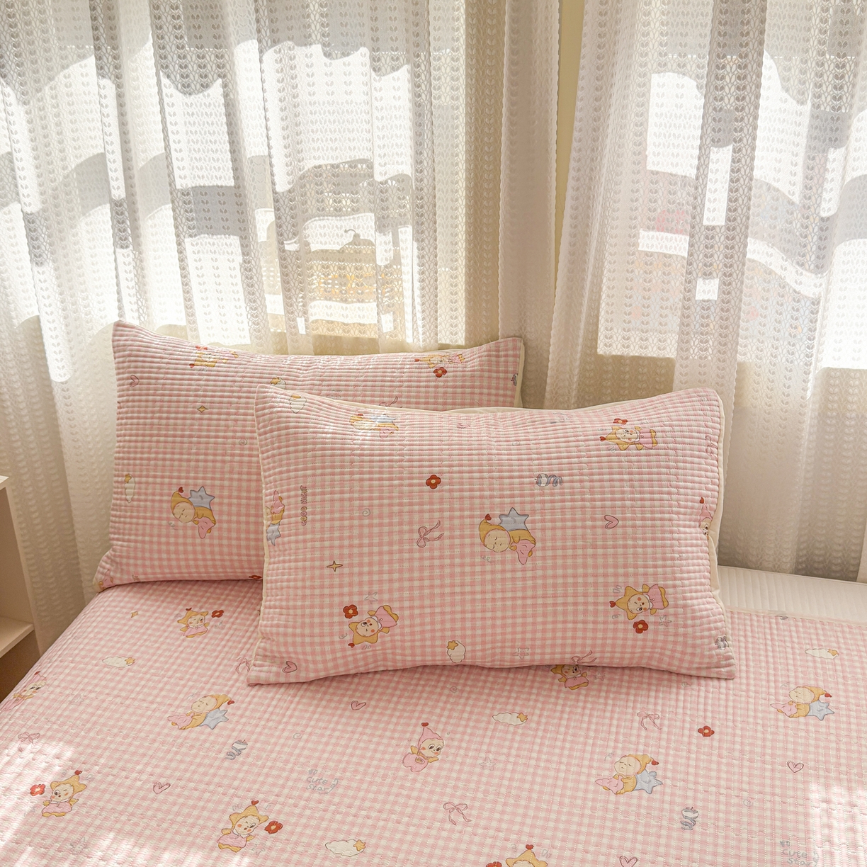 91家纺网 家纺一手货源 找家纺 妮可 2026新款热款花型印花全棉夹棉多功能床垫-床盖 粉粉星星人