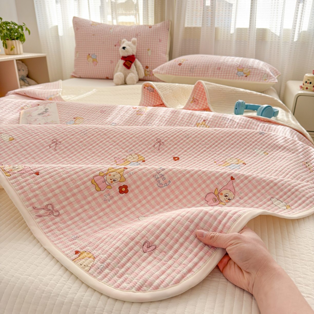 91家纺网 家纺一手货源 找家纺 妮可 2026新款热款花型印花全棉夹棉多功能床垫-床盖 粉粉星星人