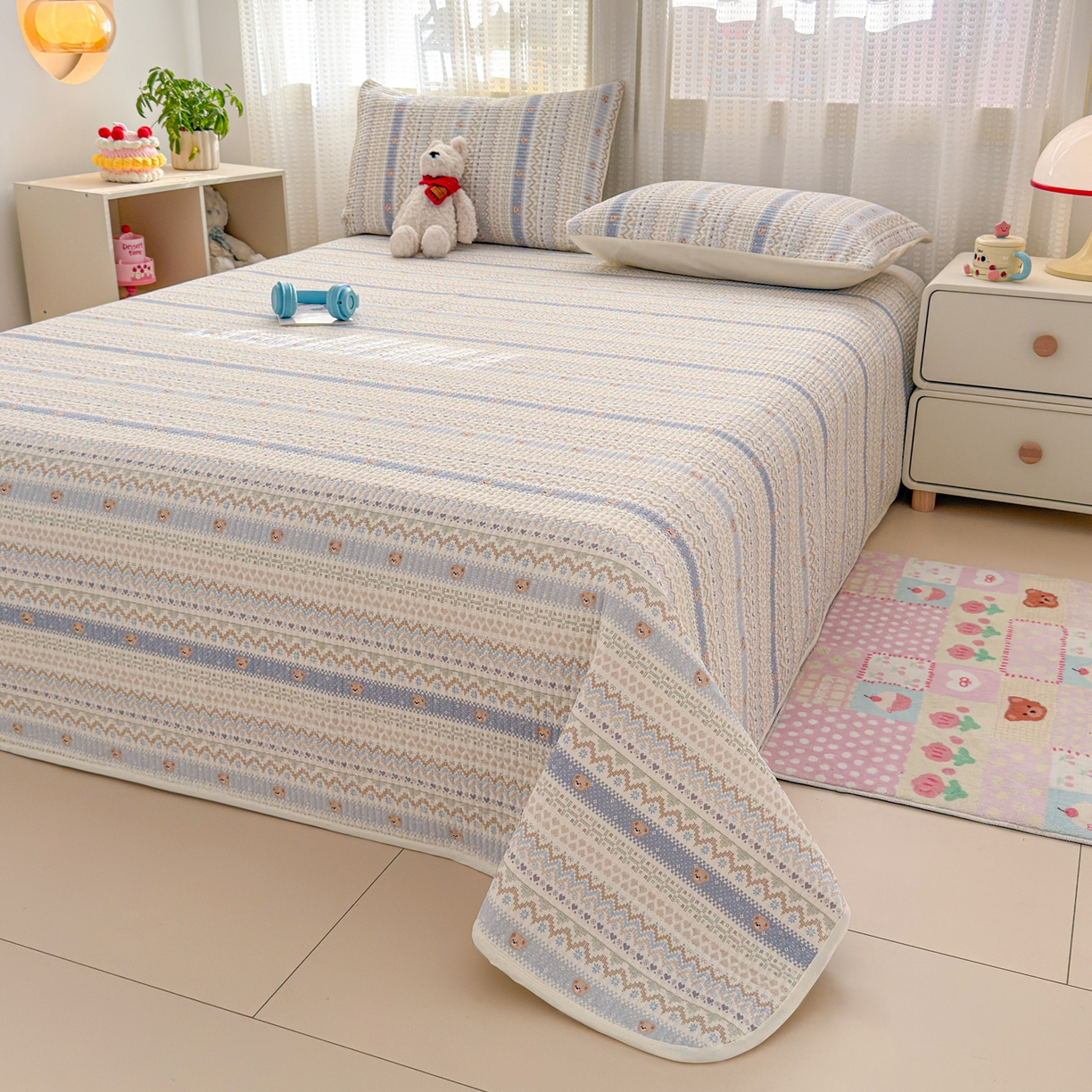 91家纺网 家纺一手货源 找家纺 妮可 2026新款热款花型印花全棉夹棉多功能床垫-床盖 海盐小熊