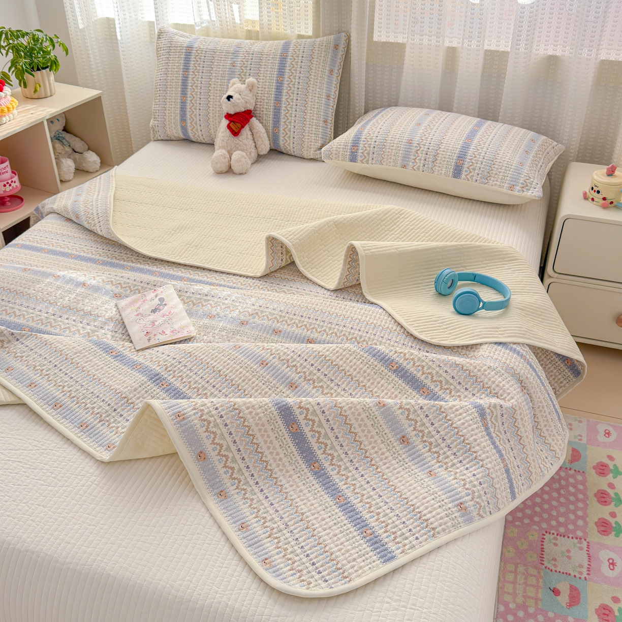 91家纺网 家纺一手货源 找家纺 妮可 2026新款热款花型印花全棉夹棉多功能床垫-床盖 海盐小熊