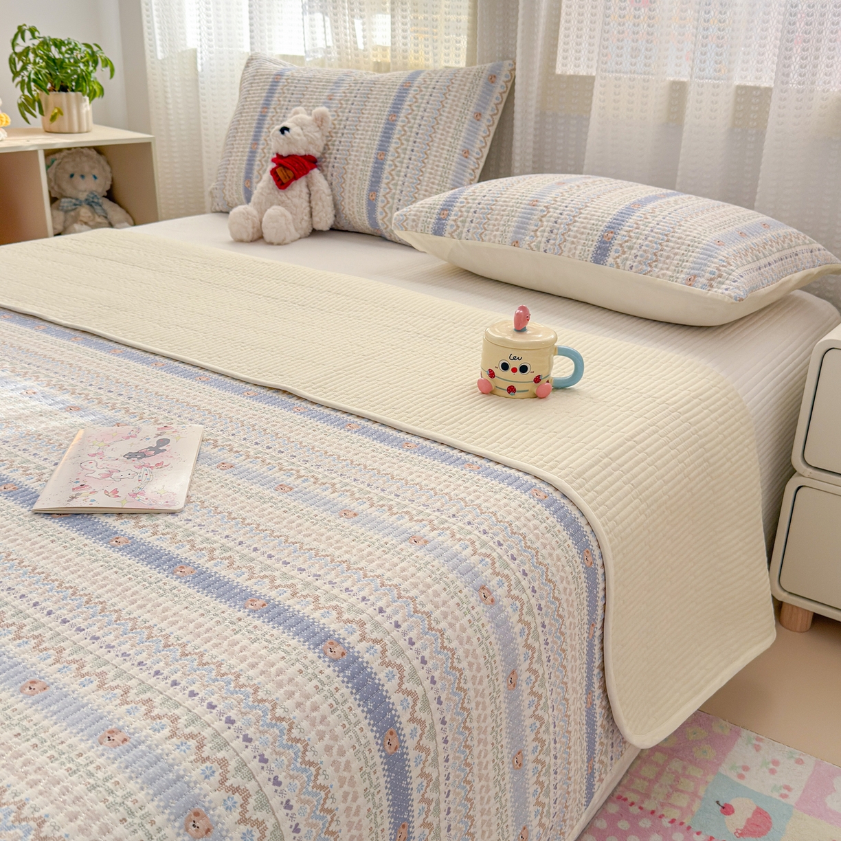 91家纺网 家纺一手货源 找家纺 妮可 2026新款热款花型印花全棉夹棉多功能床垫-床盖 海盐小熊