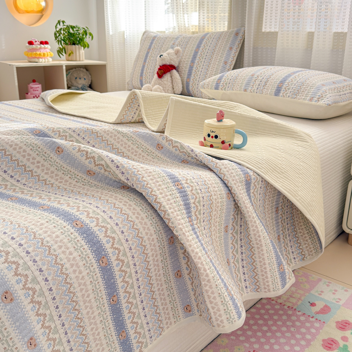 91家纺网 家纺一手货源 找家纺 妮可 2026新款热款花型印花全棉夹棉多功能床垫-床盖 海盐小熊