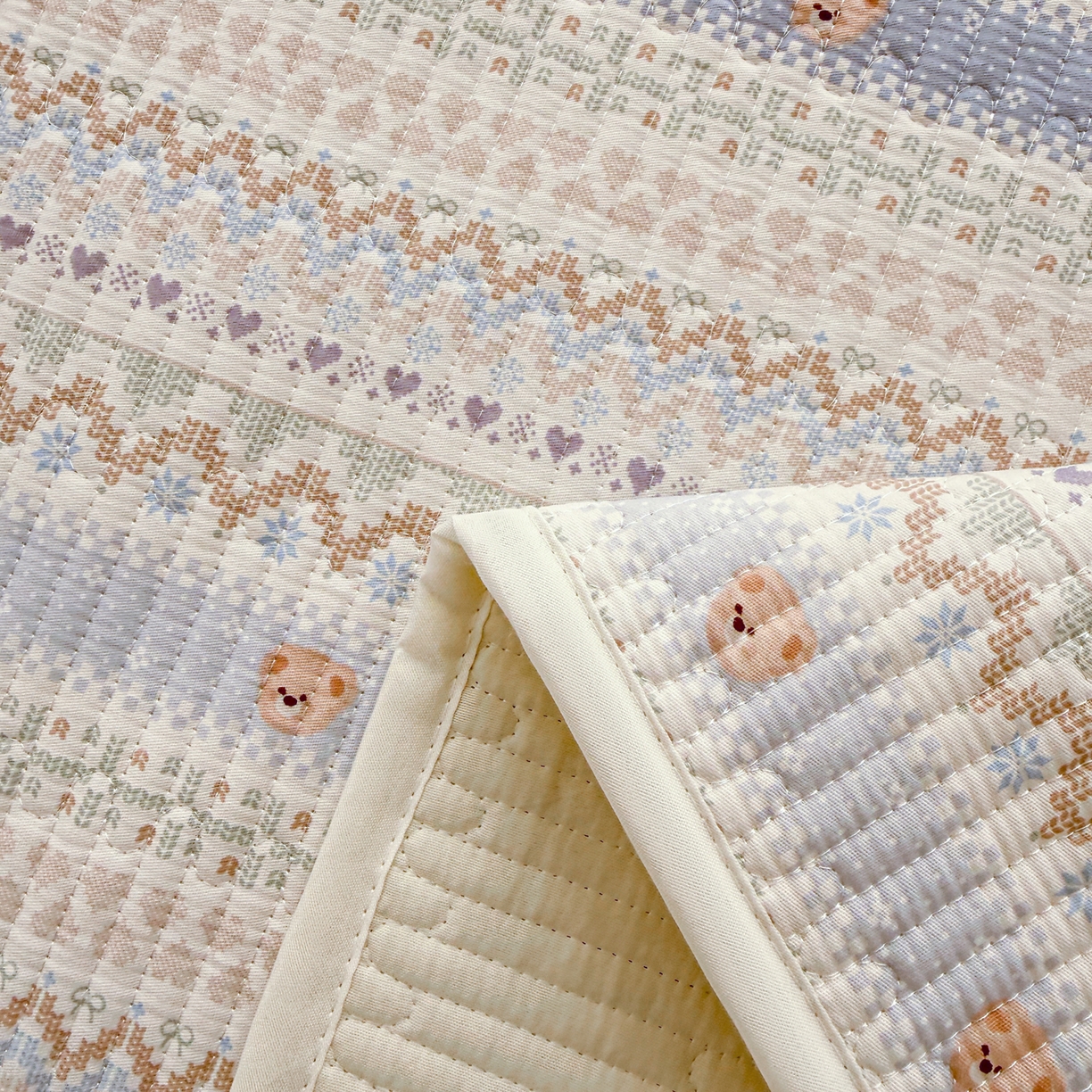 91家纺网 家纺一手货源 找家纺 妮可 2026新款热款花型印花全棉夹棉多功能床垫-床盖 海盐小熊