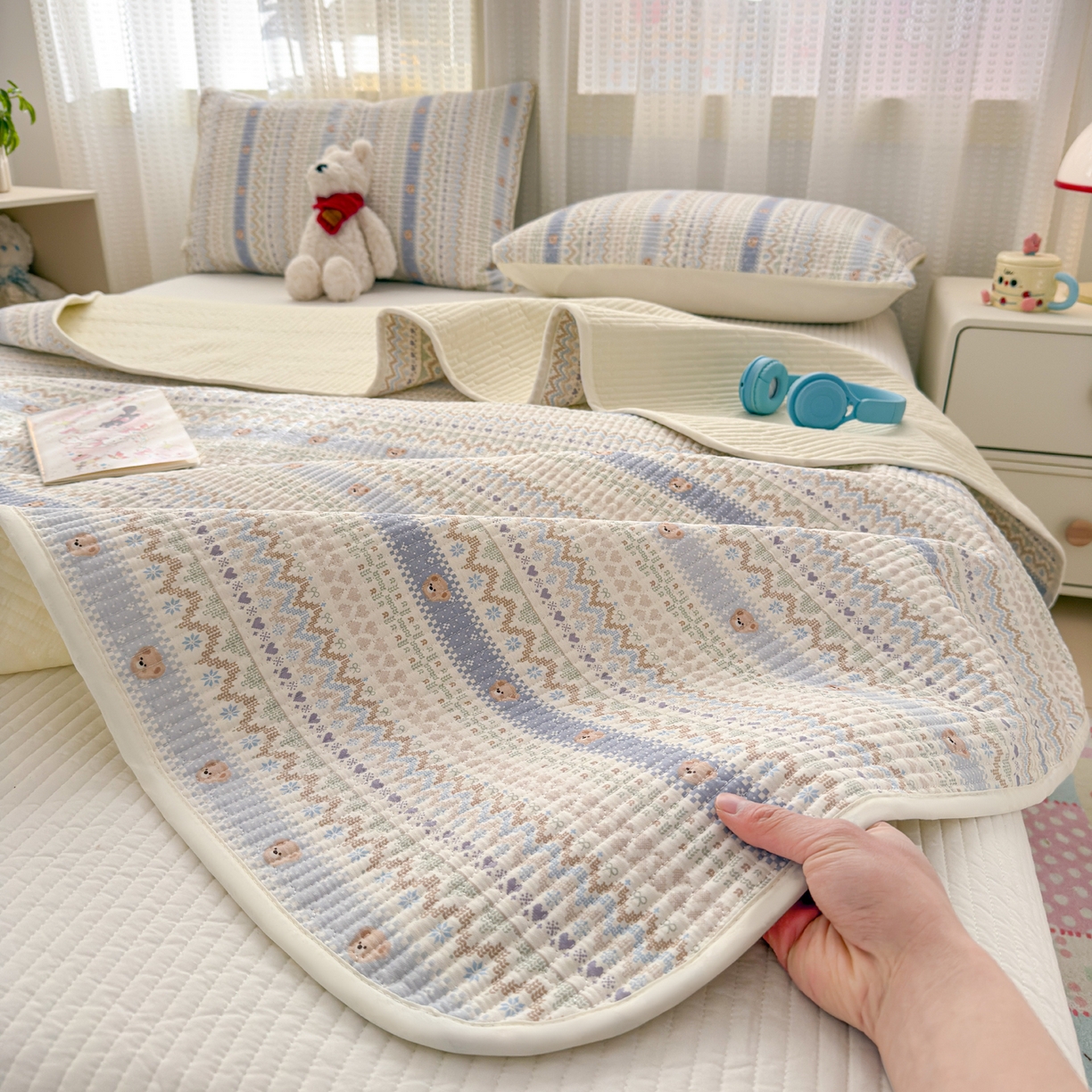 91家纺网 家纺一手货源 找家纺 妮可 2026新款热款花型印花全棉夹棉多功能床垫-床盖 海盐小熊