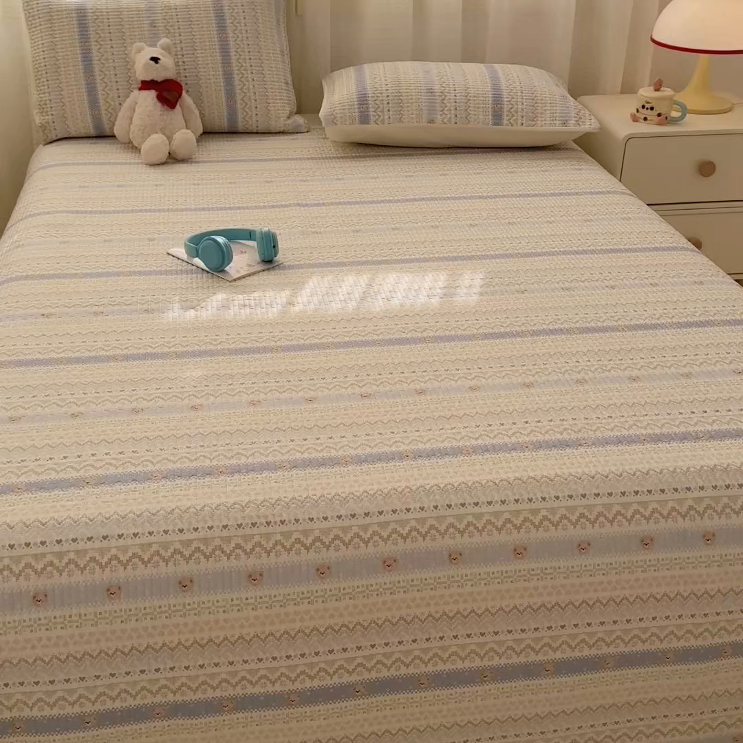 91家纺网 家纺一手货源 找家纺 妮可 2026新款热款花型印花全棉夹棉多功能床垫-床盖 海盐小熊