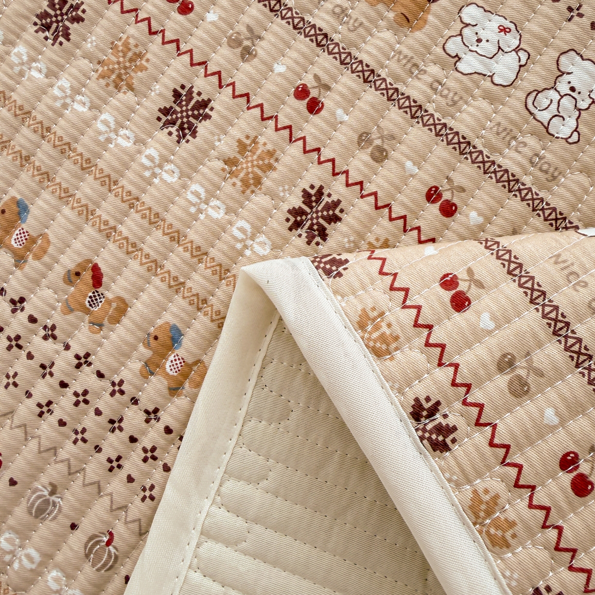 91家纺网 家纺一手货源 找家纺 妮可 2026新款热款花型印花全棉夹棉多功能床垫-床盖 可可小狗