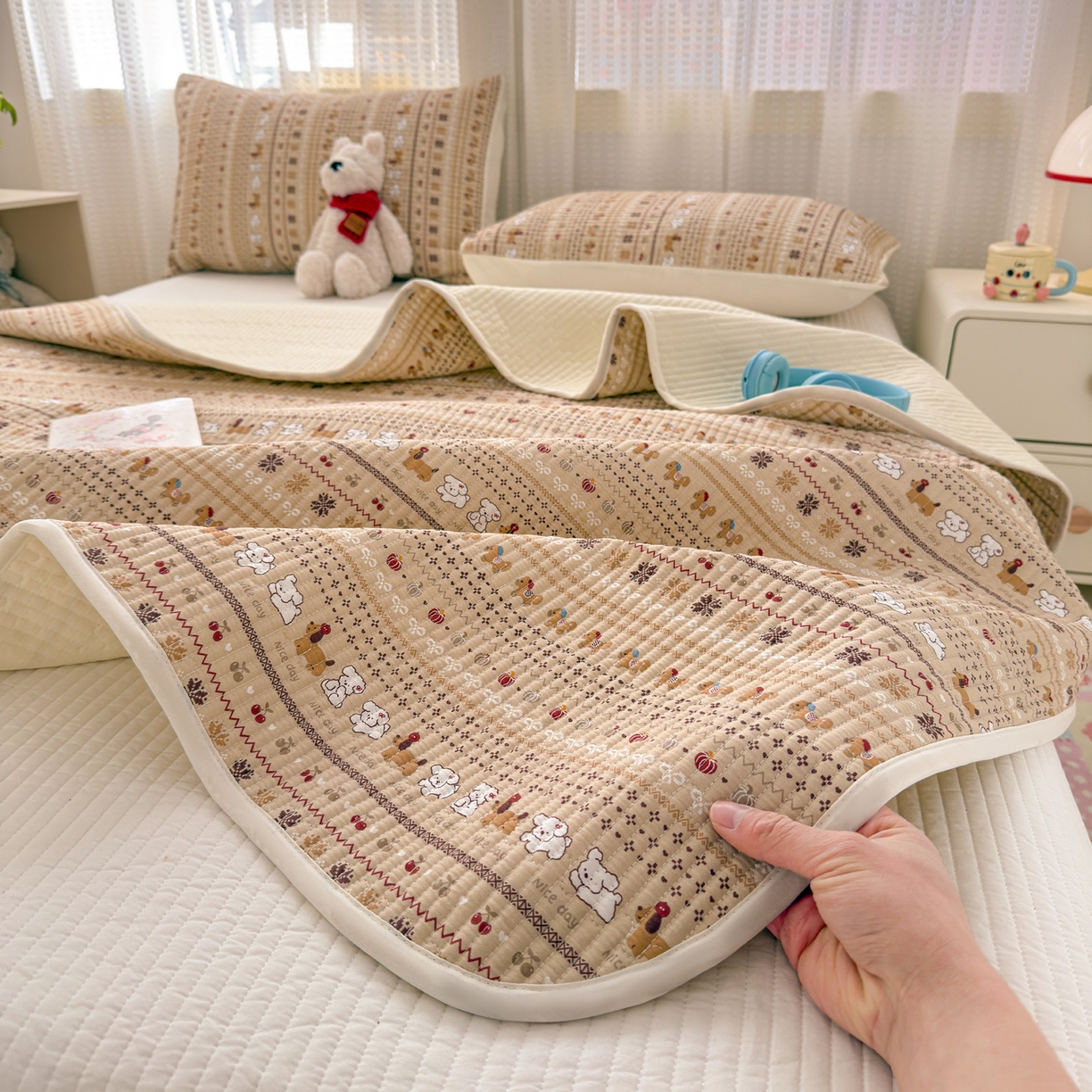 91家纺网 家纺一手货源 找家纺 妮可 2026新款热款花型印花全棉夹棉多功能床垫-床盖 可可小狗